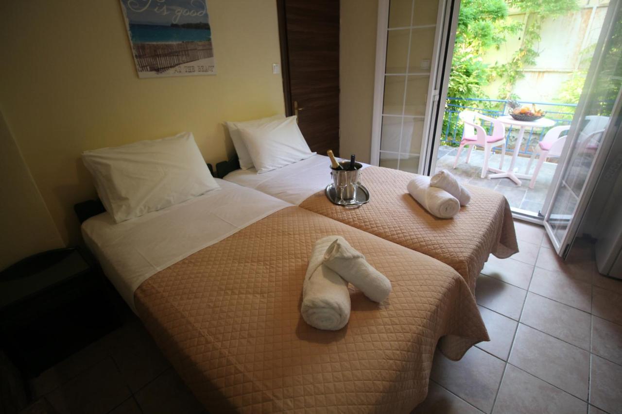 Batis Breeze Bed & Breakfast Perama  Bagian luar foto