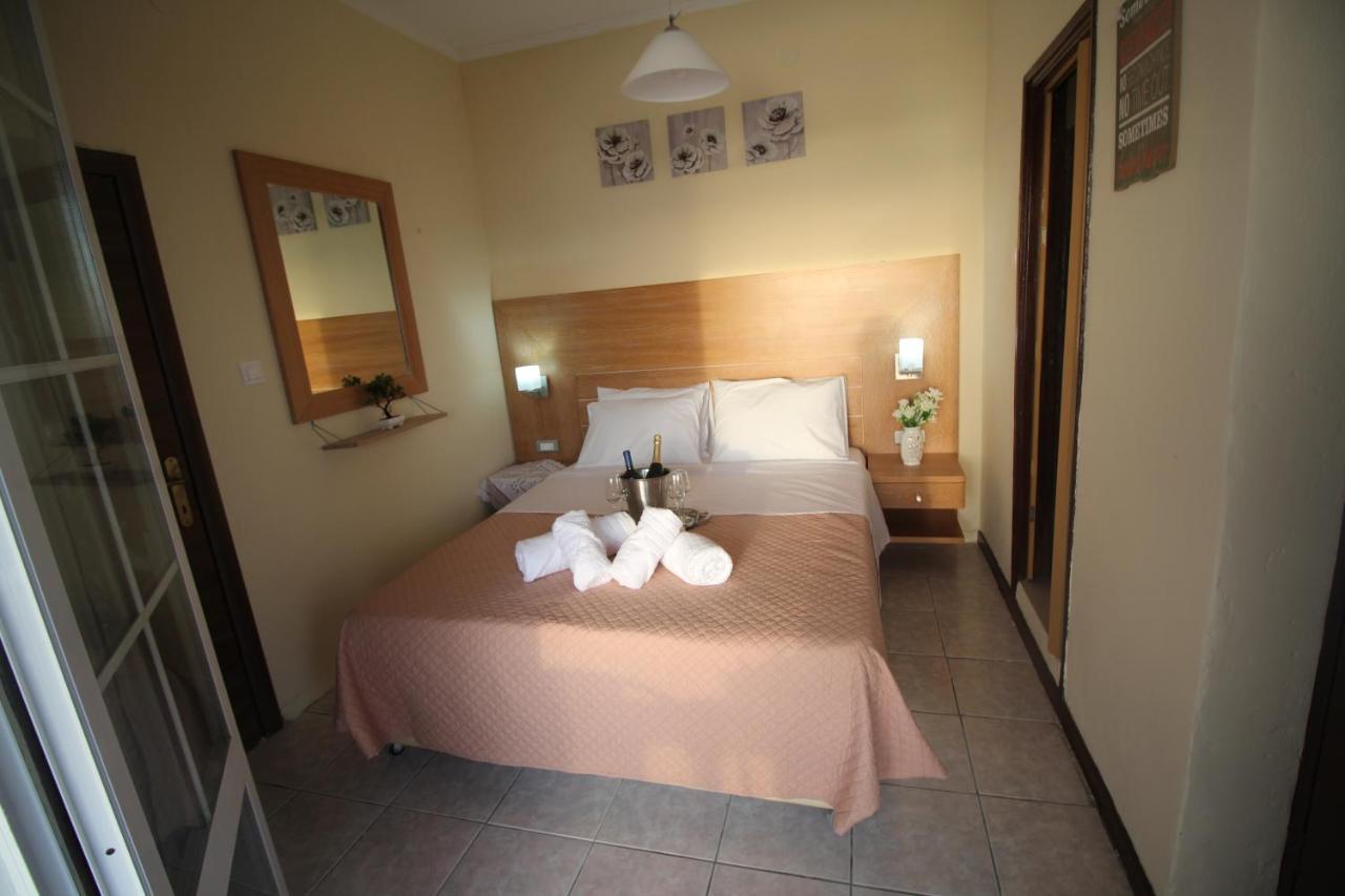 Batis Breeze Bed & Breakfast Perama  Bagian luar foto