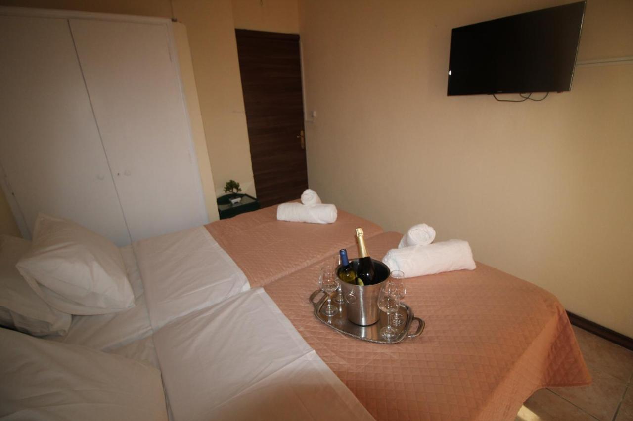 Batis Breeze Bed & Breakfast Perama  Bagian luar foto