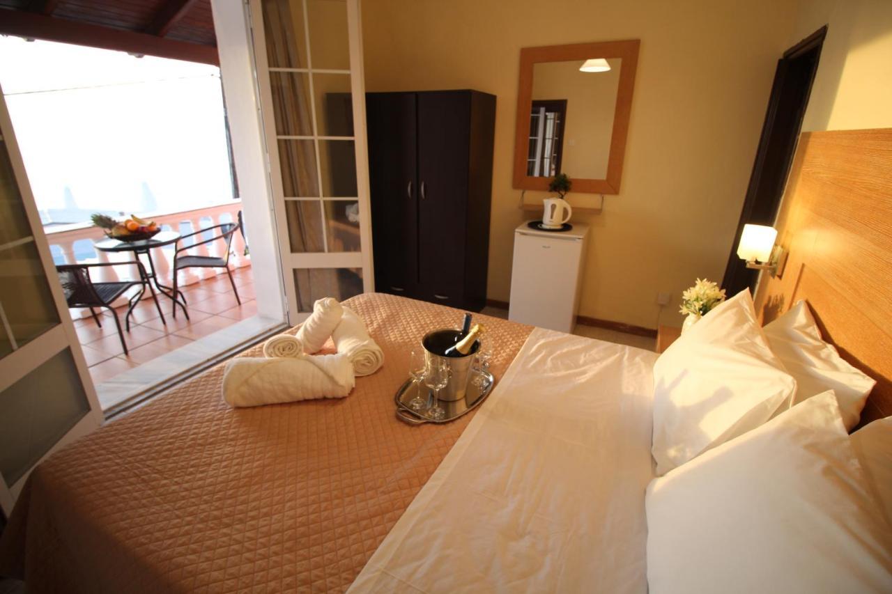 Batis Breeze Bed & Breakfast Perama  Bagian luar foto